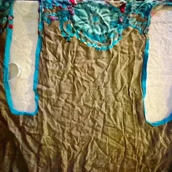 Beautiful turquoise wrap with embroidery embellishments - Picture 10 of 10
